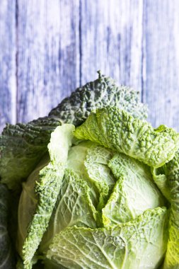 Ahşap arka plan üzerinde ham savoy lahana. Organik gıda