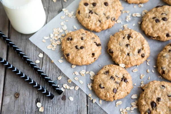 Biscoitos caseiros de aveia com chocolate — Fotografia de Stock