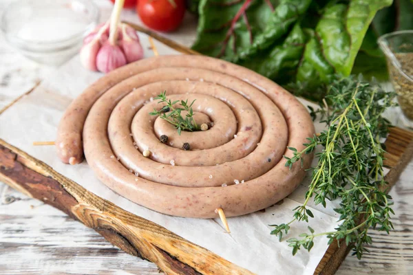 çiğ sosis ızgara vintage kesme tahtası ile kızartma için senin