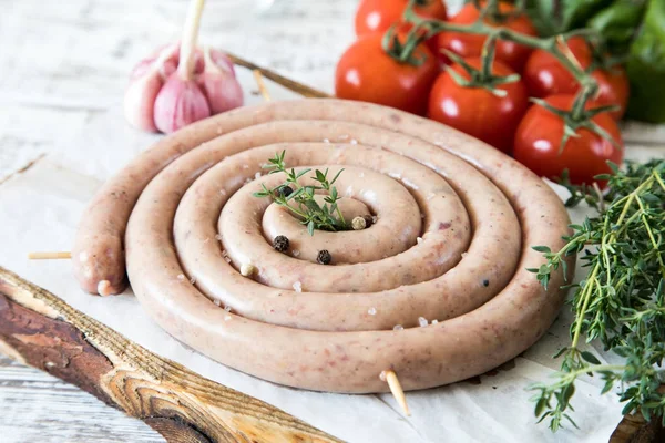 çiğ sosis ızgara vintage kesme tahtası üzerinde kızartma için 