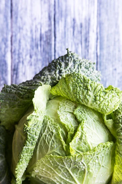 Ahşap arka plan üzerinde ham savoy lahana. Organik gıda