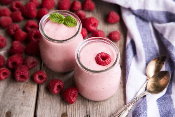 Ahududu, meyve tatlı ile yoğurt güler yüzlü. Berry güler yüzlü.