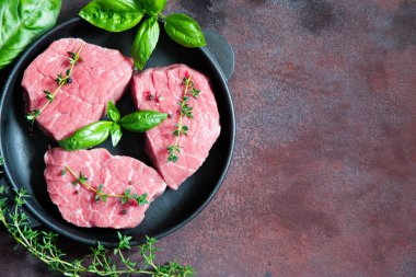 zeytinyağı ve baharat pas bir arka plan üzerinde ham sığır eti biftek