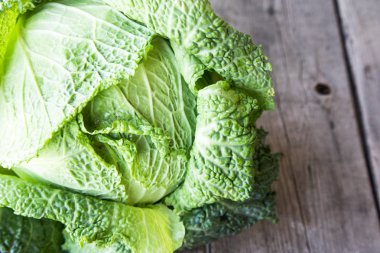 Ahşap arka plan üzerinde ham savoy lahana. Organik gıda