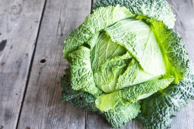 Ahşap arka plan üzerinde ham savoy lahana. Organik gıda