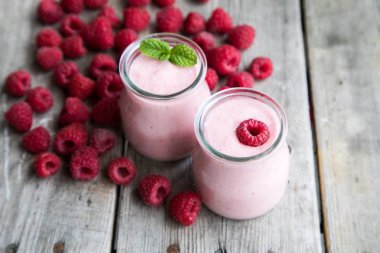 Ahududu, meyve tatlı ile yoğurt güler yüzlü. Berry güler yüzlü.