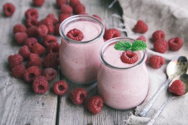 Ahududu, meyve tatlı ile yoğurt güler yüzlü. Berry güler yüzlü.