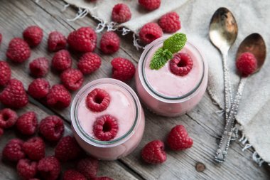 Ahududu, meyve tatlı ile yoğurt güler yüzlü. Berry güler yüzlü.