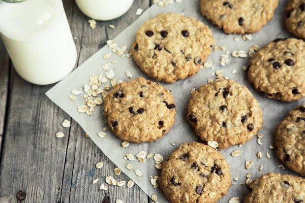 Homemade oatmeal cookies with chocolate on an old wooden backgro — Stock Photo, Image
