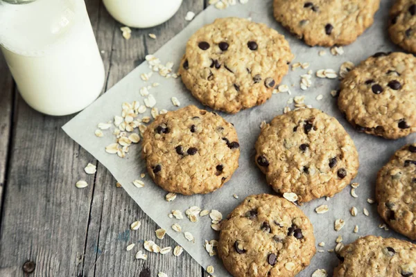 Biscoitos de aveia caseiros com chocolate em um velho backgro de madeira — Fotografia de Stock