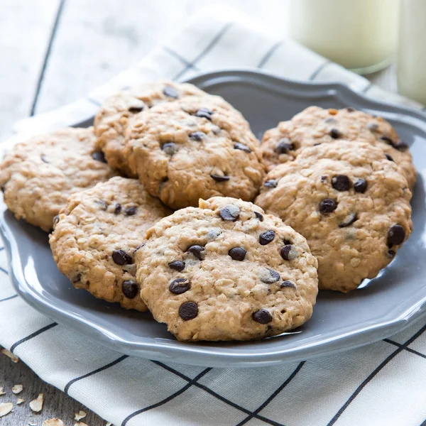 Zelfgemaakte havermout koekjes met chocolade op een oude houten backgro — Stockfoto