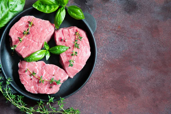 zeytinyağı ve baharat pas bir arka plan üzerinde ham sığır eti biftek
