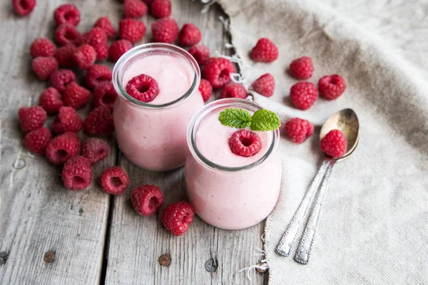 Ahududu, meyve tatlı ile yoğurt güler yüzlü. Berry güler yüzlü.