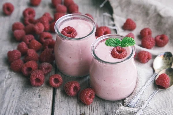 Ahududu, meyve tatlı ile yoğurt güler yüzlü. Berry güler yüzlü.