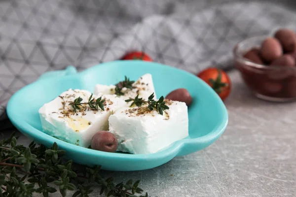 Griechischer Käsefeta mit Thymian und Oliven. selektiver Fokus, Kopie — Stockfoto