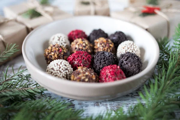 Trufas de chocolate caseiro em um fundo de Natal — Fotografia de Stock