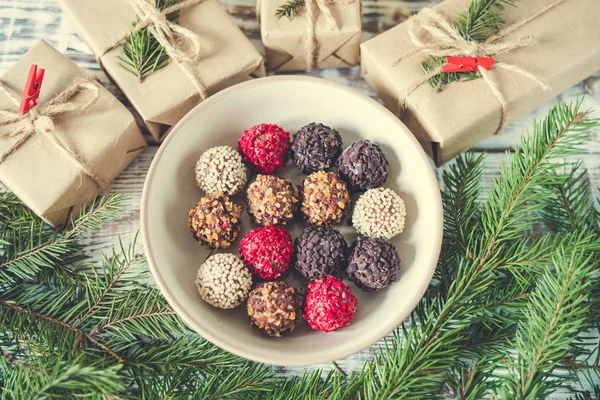 Trufas de chocolate caseiro em um fundo de Natal — Fotografia de Stock