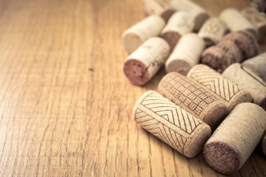 Tahta masadaki şarap mantarları.