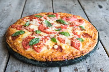 Rustik ahşap bir masa üzerinde sıcak ev yapımı biberli Pizza. Pizza zekâ