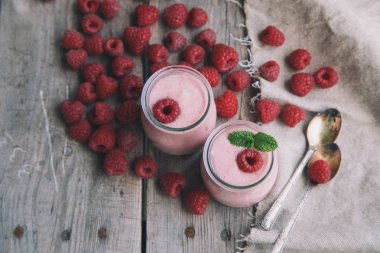Ahududu, meyve tatlı ile yoğurt güler yüzlü. Berry güler yüzlü.
