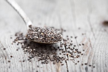 Tablo yakın çekim bir kaşık sağlıklı Chia tohum. Besleyici 