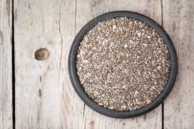 Tablo yakın çekim bir kaşık sağlıklı Chia tohum. Besleyici 