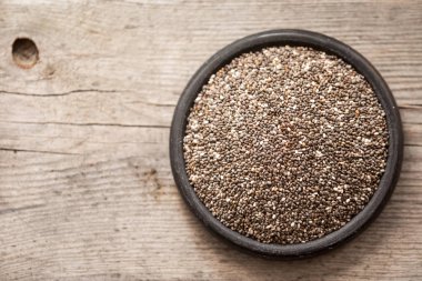 Tablo yakın çekim bir kaşık sağlıklı Chia tohum. Besleyici 