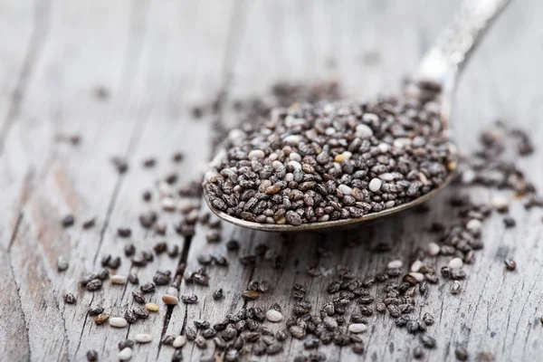 Sementes saudáveis de Chia em uma colher na mesa close-up. Nutritivo — Fotografia de Stock