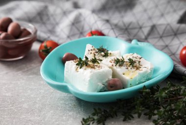 Yunan peynir beyaz kekik ve zeytin. seçici odak