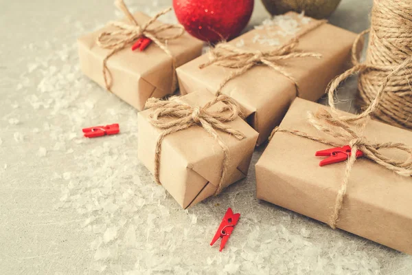Sfondo natalizio con decorazioni e scatole regalo con copia s — Foto Stock