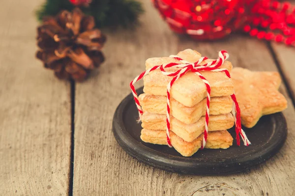 Biscoitos de Natal com decoração festiva. Cozinha de manteiga de Natal — Fotografia de Stock