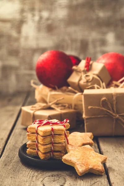 Biscoitos de Natal com decoração festiva. Cozinha de manteiga de Natal — Fotografia de Stock