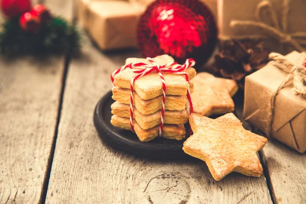 Biscotti di Natale con decorazione festiva. Natale burro cuoco — Foto Stock