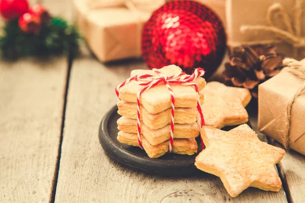 Biscoitos de Natal com decoração festiva. Cozinha de manteiga de Natal — Fotografia de Stock