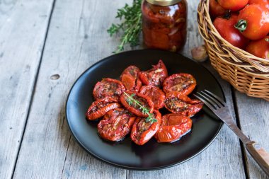 Güneş kase domates ahşap arka plan üzerinde kurumuş. Tomat kurutulmuş