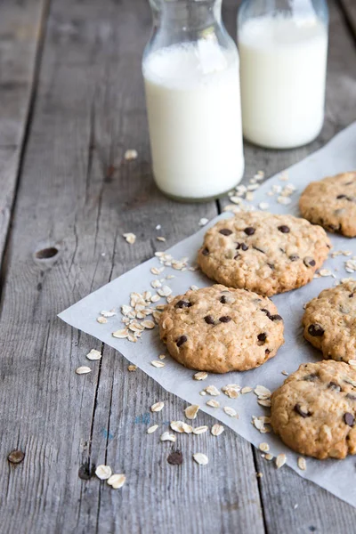 Zelfgemaakte havermout koekjes met chocolade op een oude houten backgro — Stockfoto