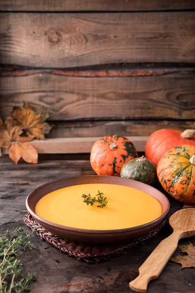 Kabak püresi kekik koyu ahşap arka plan üzerinde çorbası.