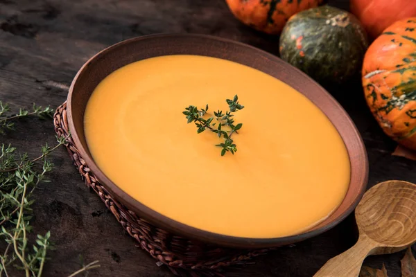 Kabak püresi kekik koyu ahşap arka plan üzerinde çorbası.