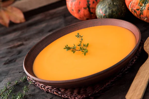 Kabak püresi kekik koyu ahşap arka plan üzerinde çorbası.