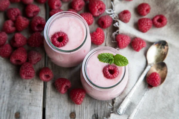 Batido de yogur con frambuesas, postre de frutas. Batido de bayas . —  Fotos de Stock