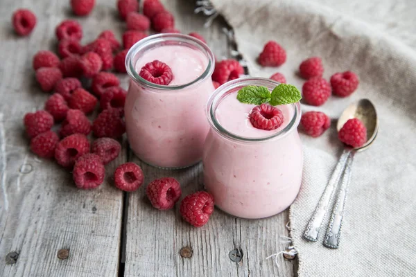 Yogurt smoothie with raspberries, fruit dessert. Berry smoothie. — Stock Photo, Image