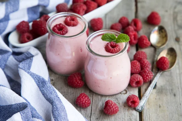 Joghurt-Smoothie mit Himbeeren, Fruchtdessert. Beeren-Smoothie. — Stockfoto