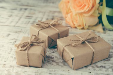 hediye veya mevcut kutusu ve çiçekler. Sevgililer günü için hediye veya bir