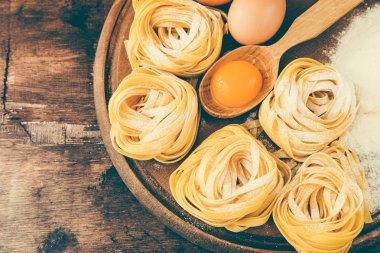 Geleneksel İtalyan makarna Tagliatelle malzemelerle. Ev yapımı