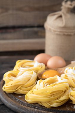 Geleneksel İtalyan makarna Tagliatelle malzemelerle. Ev yapımı