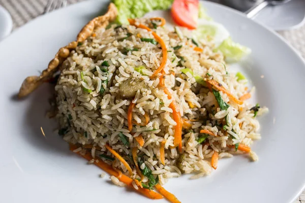 Riso con verdure e frutti di mare. riso al curry — Foto Stock