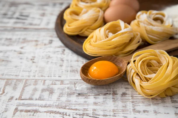 Traditional italian pasta Tagliatelle with ingredients. Homemade — Stock Photo, Image