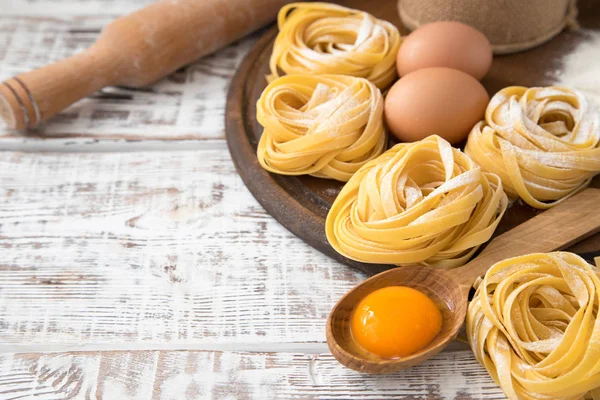 Traditional italian pasta Tagliatelle with ingredients. Homemade — Stock Photo, Image