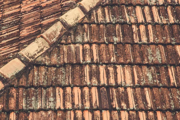 Old roof tiles background. Shingle Aged Background with Copyspac — Stock Photo, Image