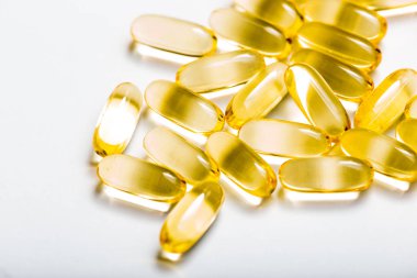 Balık yağı omega 3 ile kapsül ve d vitamini sağlıklı beslenme conce